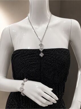 Set of necklace and bracelet with stones